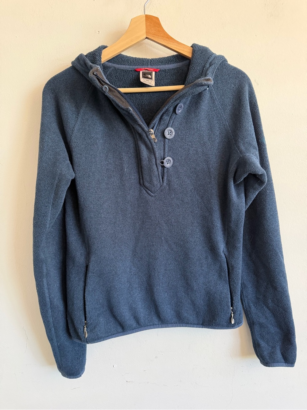 The North Face Women's Navy Blue Hooded Fleece Pullover